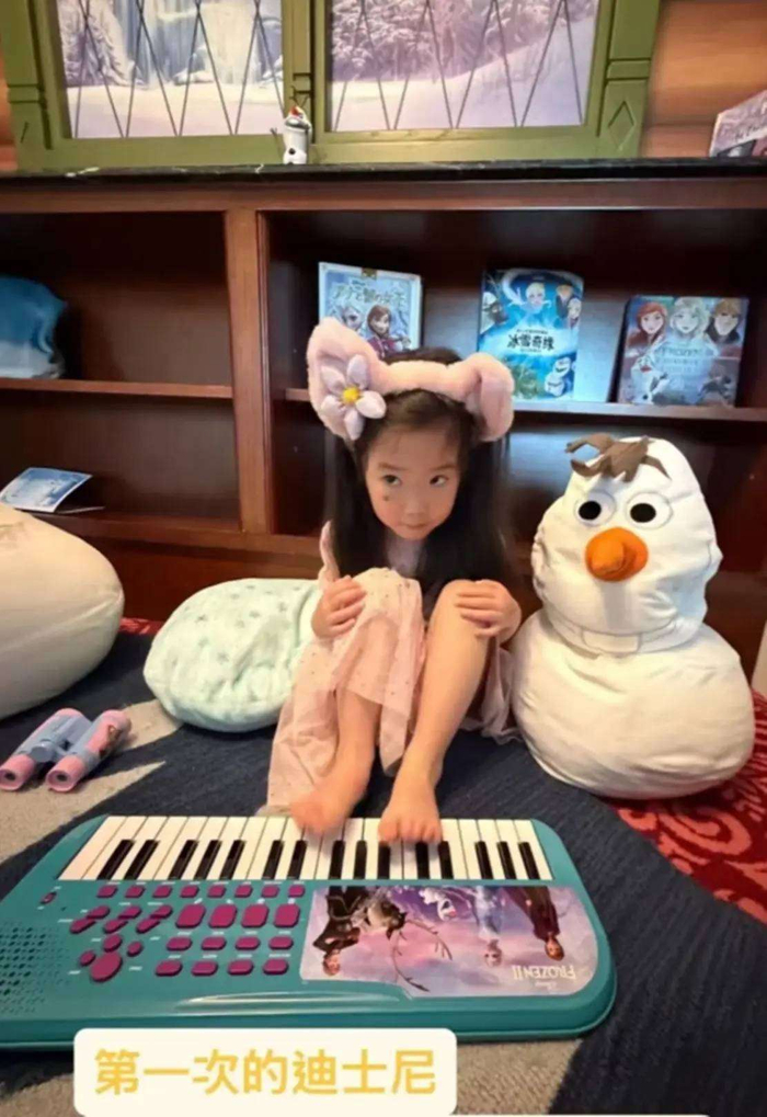  不过，站在旁人角度看，到了她这个年纪，过于少女化的打扮，反而显得有些不合时宜，甚至有些随意。运动鞋配上堆堆袜，给人一种略显廉价的感觉。事实上，陈意涵应该尝试一些更优雅、大气的造型，而不仅仅是依赖青春的外貌去吸引目光。在演艺圈，陈意涵的实力也同样出色，完全可以通过演技和独特的气质为自己赢得尊重，而不仅仅是靠颜值。 陈意涵曾在《奋斗》中饰演古灵精怪的方灵珊，在《痞子英雄》中担任女主角陈琳，另有在《闺蜜》中饰演希汶等众多知名作品，每个角色都充满了她的独特魅力，演技亦是一流。她不仅是演艺圈的好演员，还是一位敬业且不拘一格的女性。 陈意涵的丈夫许富翔是一名影视导演，两人相识于工作中的合作，婚后育有一儿一女，儿女都非常可爱，和她极为相像，拥有大眼睛和圆脸。看着陈意涵的家庭照片，真的让人感叹她似乎拥有一切：温馨的家庭、可爱的孩子以及事业上的成就。