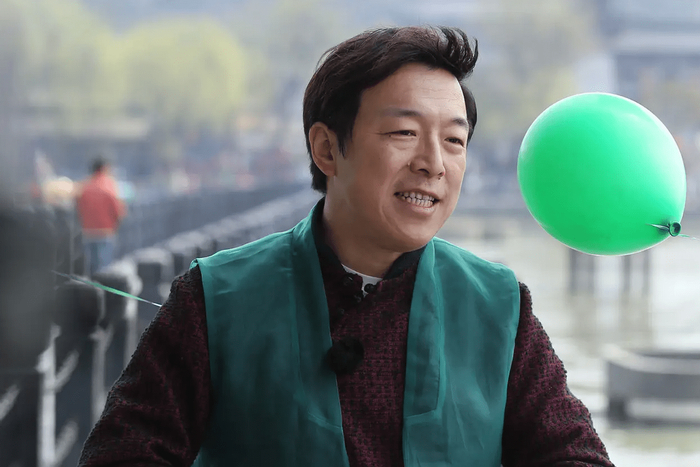 如今黄波早已成为娱乐圈的资深人士，但他和第一任妻子一直低调相爱，从不利用家族炒作来博取人气。希望他们能一直开心，也期待他能给大家带来更多好的作品。