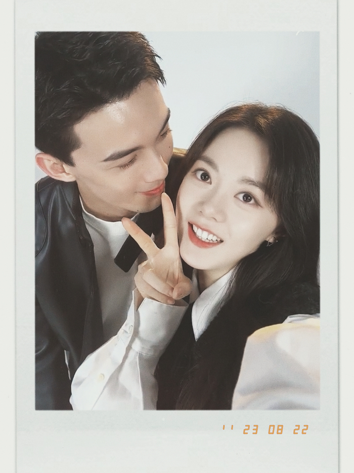 花絮中，吴磊为赵今麦准备调整镜头，赵今麦喊吴磊一起自拍，二人偷看对方相视对笑，小情侣既视感拿捏到位，苏甜氛围溢出屏幕。