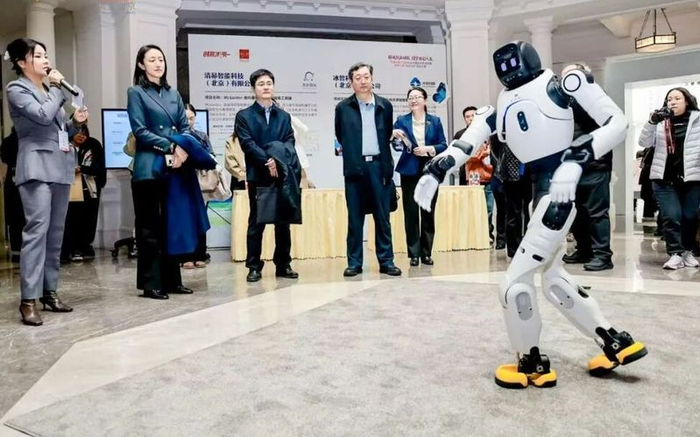 创业市集上的企业产品展示吸引了众多目光。图/北京人社微信公众号