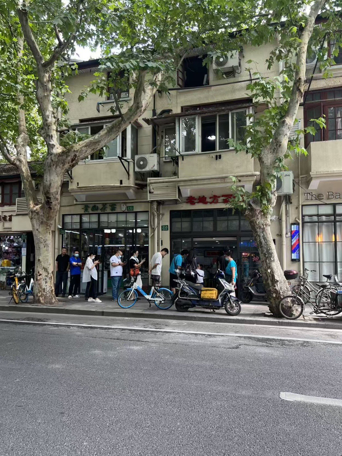 吸引食客排长队的上海小菜馆（由受访者供图）
