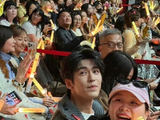 张凌赫跨1400公里赶场,金靖蹦跳应援,刘宇宁演唱会秒变团建现场_新闻