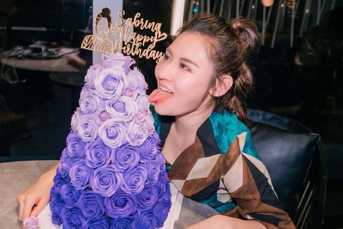 后来，在她23岁、27岁的时候，她又分别在珠海和深圳两地买了房子，现在手中握有三套物业。