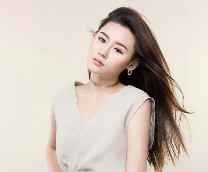 但其实杨埕家庭比较富裕，可以在家安心做富家千金，但她还是要出来努力赚钱，凭双手养活自己。