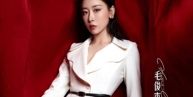 而站在蔡卓妍和齐溪身边的分别是毛俊杰和张俪。并非王心凌、吴谨言、张天爱、郑秀妍这几位人气很高的艺人，因此可见这几人中至少会有一两日无法走到最后。目前节目已经定档在5月20日，也就是本周周五，让我们一起期待节目的播出吧。