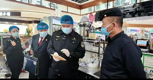 图为贺兰县人民检察院与相关部门对奶茶店规范标注整改情况开展监督检查。