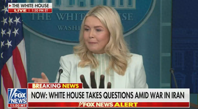 莱维特回应油价高企：特朗普是为了你们才这么做的。记者会视频画面截图 