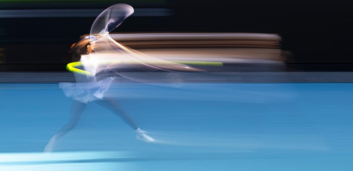 1月25日，高芙在比赛中回球。新华社发（胡泾辰摄）