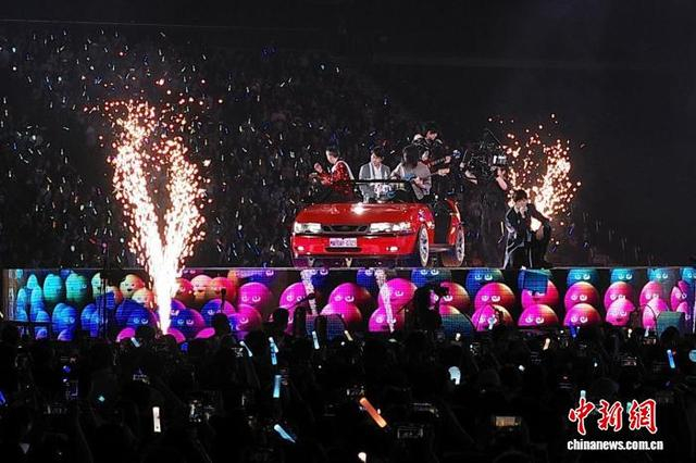 图为五月天的精彩演出。中新网记者 李志华 摄