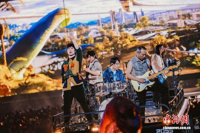 图为五月天的精彩表演。钟欣 摄