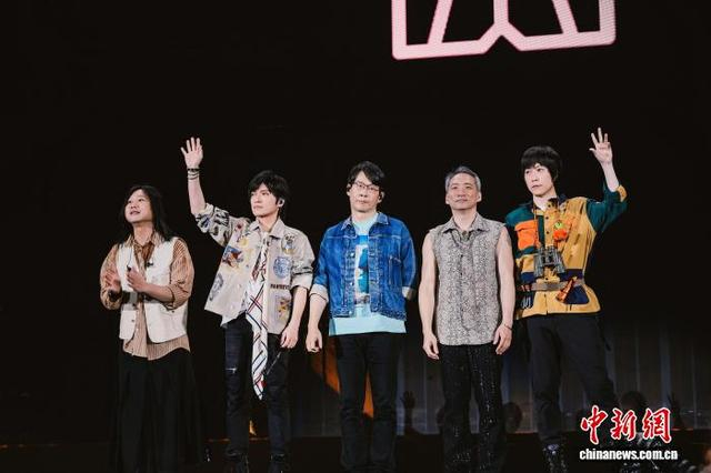 图为五月天在台上与歌迷互动。钟欣 摄