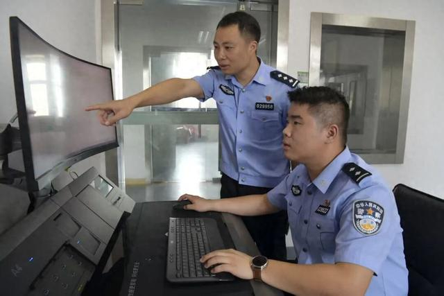 图为民警进行线上研判取证。