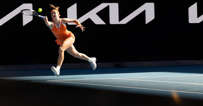 1月25日，穆霍娃在比赛中回球。新华社发（胡泾辰摄）