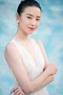 董洁的故事告诉我们，只要坚持不懈地追求自己的梦想，勇于尝试新的挑战和角色，就一定能够在人生的舞台上绽放属于自己的光芒。我们期待董洁在未来的演艺事业中继续创造更多的精彩和辉煌！