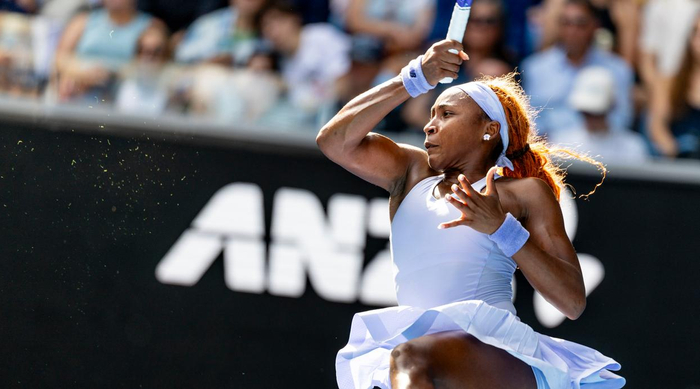 1月25日，高芙在比赛中回球。新华社发（胡泾辰摄）