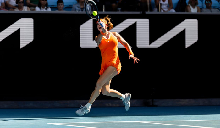 1月25日，穆霍娃在比赛中回球。新华社发（胡泾辰摄）