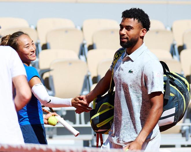 菲斯2025法网与郑钦文互动（ 图：李建艺）