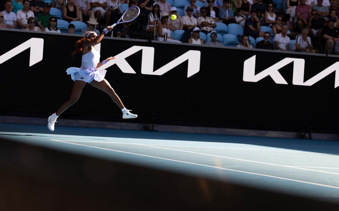 1月25日，高芙在比赛中回球。新华社发（胡泾辰摄）