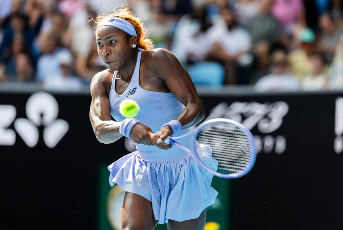 1月25日，高芙在比赛中回球。新华社发（胡泾辰摄）