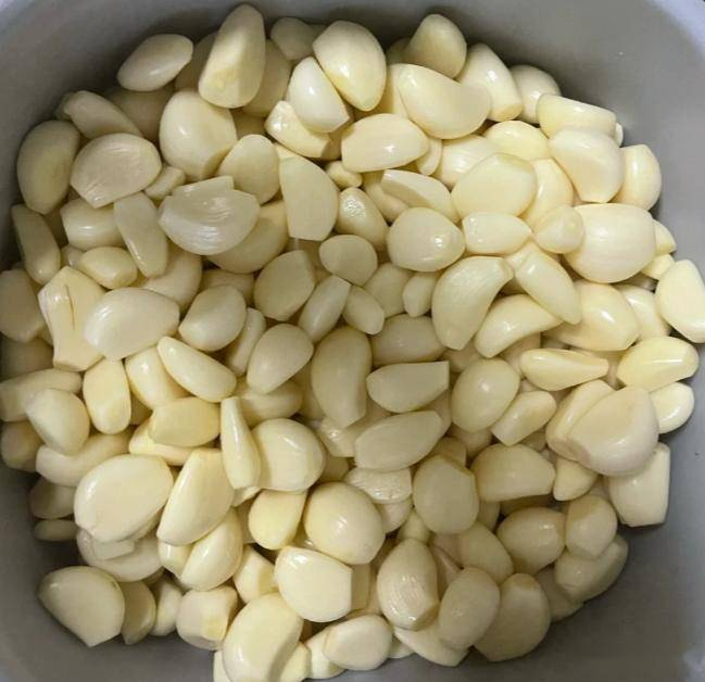 剥蒜快速不沾手,这一招让你10秒剥一头,厨房小白也能轻松学会_蒜瓣_大蒜_方法|蒜皮|温水|蒜香|微波炉|新生_新浪新闻
