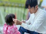 周杰伦罕见晒娃，小女儿背影照曝光，3岁Jacinda十分软萌