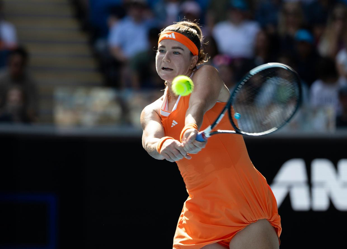 1月25日，穆霍娃在比赛中回球。新华社发（胡泾辰摄）