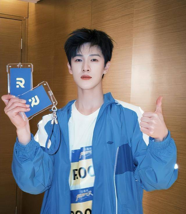  李晨录完节目后蹲在路边系鞋带，郑恺则拎着两只冰镇椰子走过来，两人没有说一句话，各自递给对方一只椰子。白鹿则抱着剧本蹲在旁边翻阅，脚边的沙子里插着半截没喝完的椰青吸管。节目组新出的片花里，也没有一声欢迎回来，画面一开始便是李昀锐赤脚踩在滚烫的火山灰上，抬手擦了擦脸，镜头真实、直接，毫不做作。