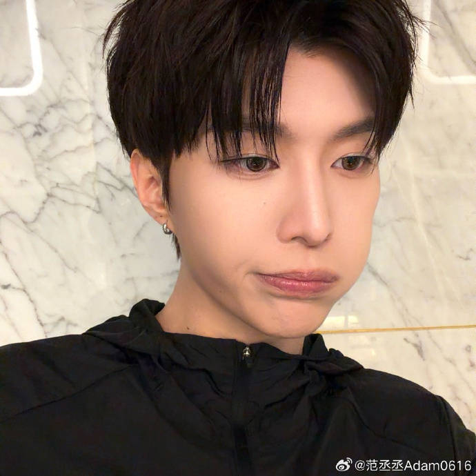 当然，也有声音说这是不是变相宣传。但仔细想想，直播里提到哪部剧都很正常，观众安利什么他回应什么，没必要过度解读。娱乐圈本来就需要互相支持，同行之间良性互动是好事。范丞丞方面目前还没有正式回应这次直播风波。其实也没什么好回应的，就是日常和粉丝聊天而已，越解释反而越显得刻意。该工作工作，该追剧追剧，日子过得自在就好。