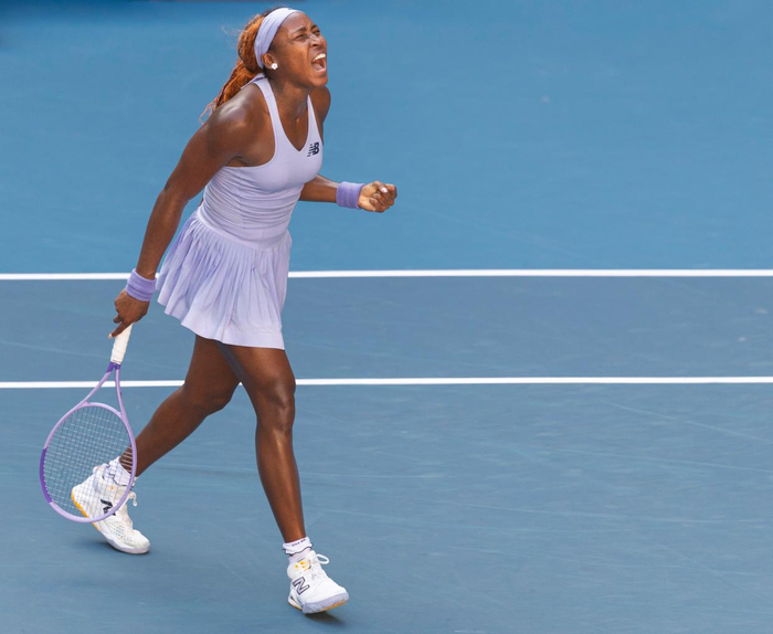 1月25日，高芙在赛后庆祝胜利。新华社发（胡泾辰摄）