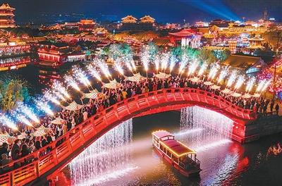 清明上河园，夜间鱼灯巡游演出吸引大量游客。清明上河园景区供图