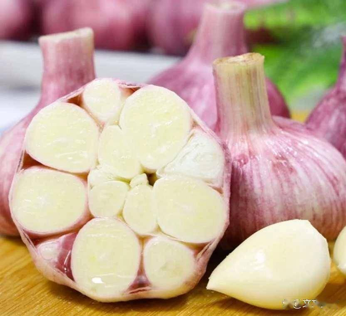剥蒜快速不沾手,这一招让你10秒剥一头,厨房小白也能轻松学会_蒜瓣_大蒜_方法|蒜皮|温水|蒜香|微波炉|新生_新浪新闻