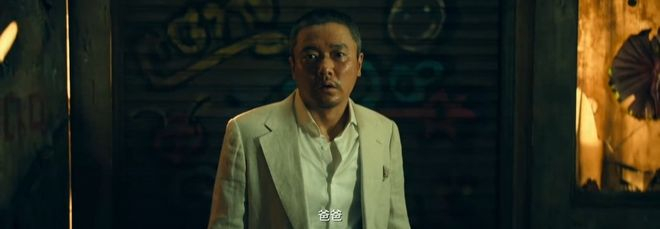 定档海报中，肖央手捧佛像半身浸泡在水中，海报中各种细节元素，无一不告诉我们，事情的真相并非如水面般平静。