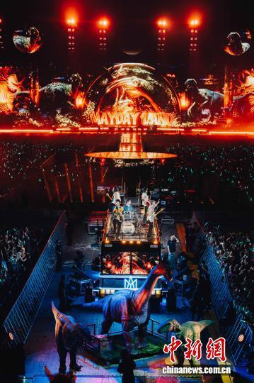 图为五月天的精彩表演。钟欣 摄