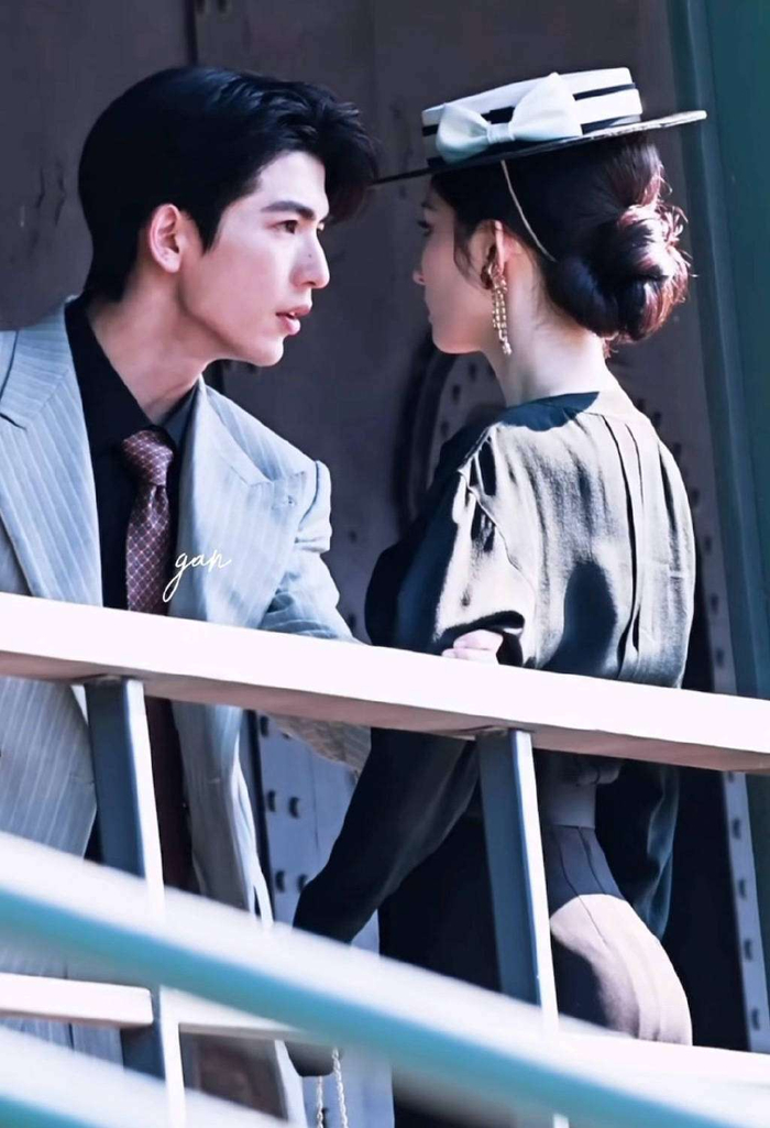  从这场由经纪人旧怨引发的舆论事件中，我们看到的，最终是艺人专业主义对行业潜规则的一次反击。张凌赫与田曦薇凭借着自然流露的互动，成功地夺回了主动权，拒绝成为团队博弈的牺牲品。公众也因此看到了新生代演员在复杂行业生态中所展现出的清醒与担当。正如网友所说：戏里是神仙搭档，戏外也该体面相处。