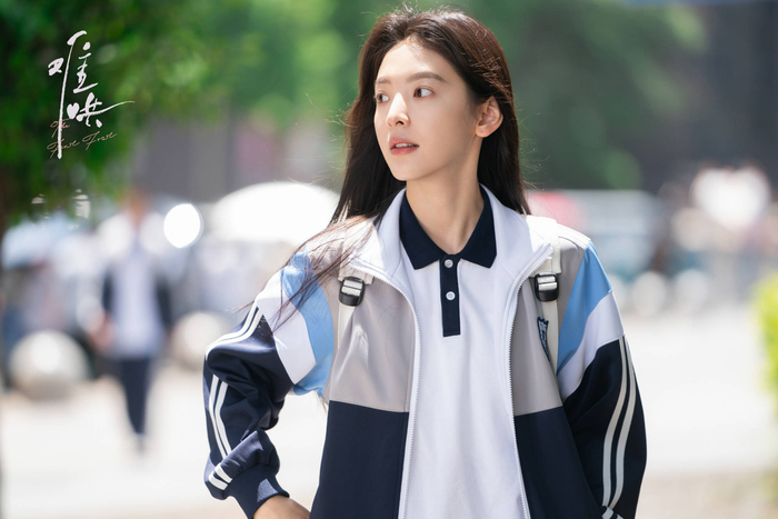 这些短板在某种程度上也反映了年轻演员在转型过程中常见的困境。尽管章若楠具备天然的共情力和广泛的受众基础，但要想实现更长远的发展，她仍然需要在表演技巧、角色多样性和职业规划上不断提升，才能真正突破现有的瓶颈，迎接更加多样化的挑战。