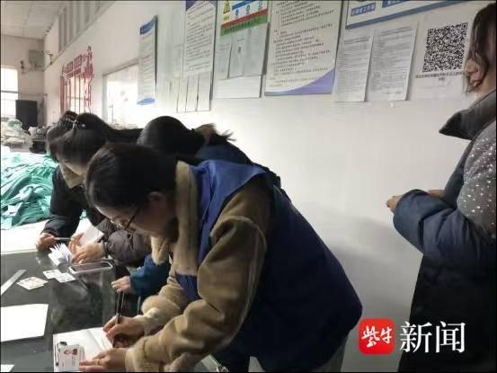 图为上门做筛查登记工作