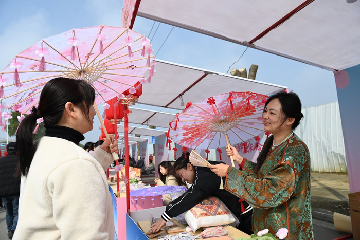 游客在湖北省荆门市屈家岭“遇见谷文明·TAO醉屈家岭”活动市集购物消费。陈斌摄