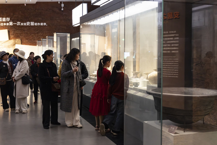 游客在屈家岭遗址博物馆参观。王剑摄