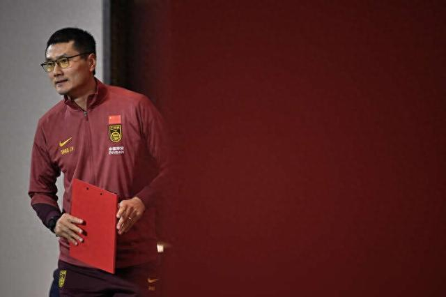 △2026年1月4日，中国男足主教练邵佳一媒体见面会举行。图为邵佳一出场。图片来源：视觉中国