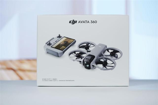大疆Avata 360的外包装正面是无人机本体以及RC2遥控器的示意图，我们快科技收到的是畅飞套装。