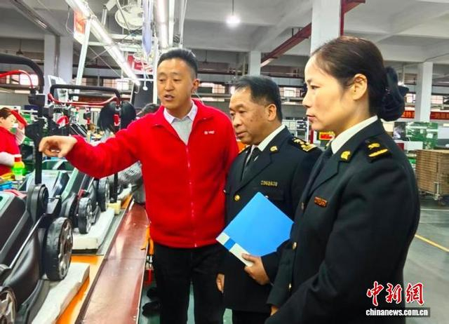 浙江嘉兴海关工作人员护航企业“出海”。嘉兴市新闻传媒中心供图