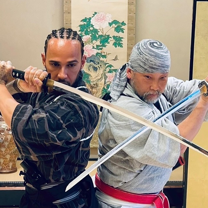汉密尔顿化身武士:41岁老汉东京挥刀 热恋卡戴珊顺便扎心维斯塔潘|运动员花边|法拉利|体育比赛|武术|赛车_新浪体育_新浪新闻