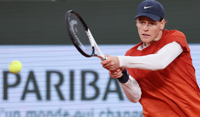 5月31日，辛纳在比赛中回球。新华社记者 高静 摄