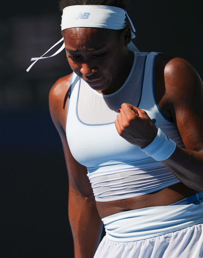 9月30日，高芙在比赛中庆祝得分。新华社记者 那宇奇 摄