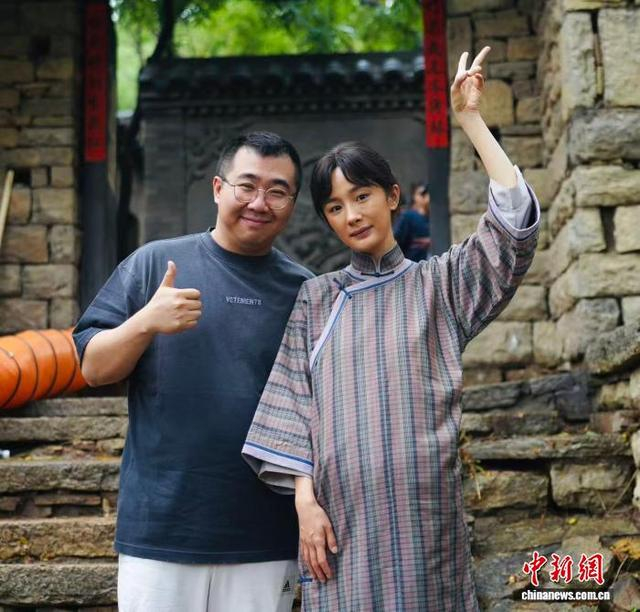 《生万物》片场，导演刘洋和女主角杨幂合影。受访者供图