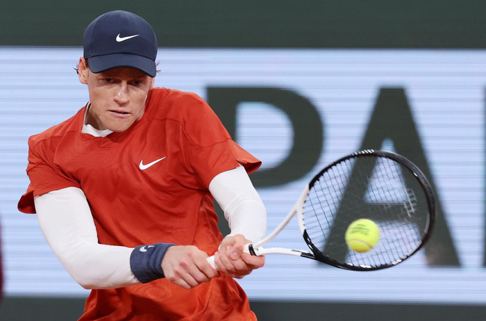 5月31日，辛纳在比赛中回球。新华社记者 高静 摄