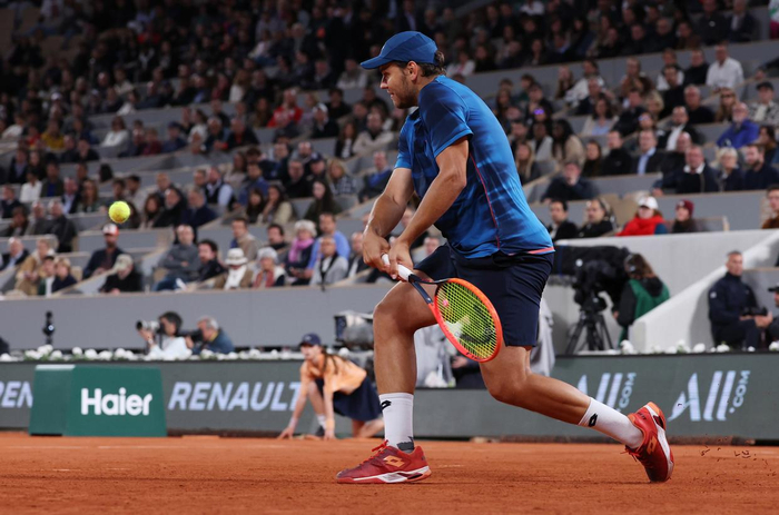 5月31日，科托夫在比赛中回球。新华社记者 高静 摄