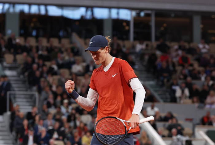 5月31日，辛纳在比赛中庆祝得分。新华社记者 高静 摄