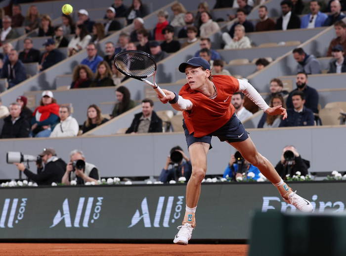 5月31日，辛纳在比赛中回球。新华社记者 高静 摄