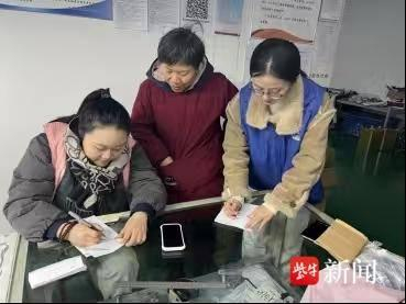 图为上门做筛查登记工作